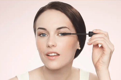 روشهای تقویت مژه 7 نحوه استفاده از لوسیون تقویت مژه